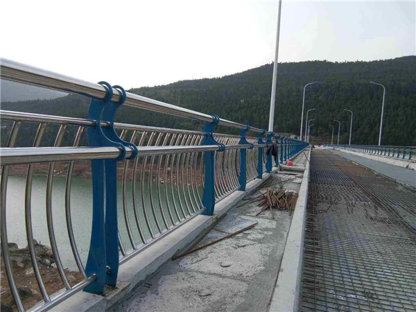 沙坪坝不锈钢桥梁护栏的特点及其在桥梁安全中的重要作用