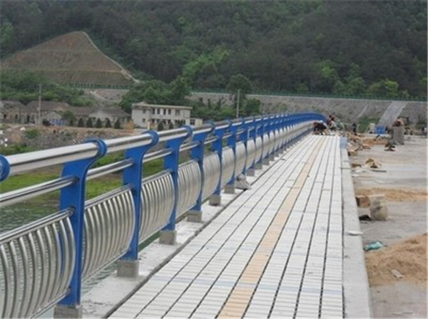 沙坪坝不锈钢桥梁护栏的特性及其在现代建筑中的应用