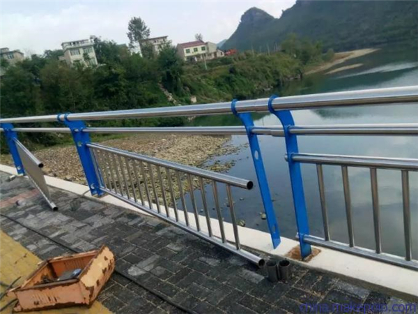 沙坪坝不锈钢复合管护栏是一种卓越的防护材料